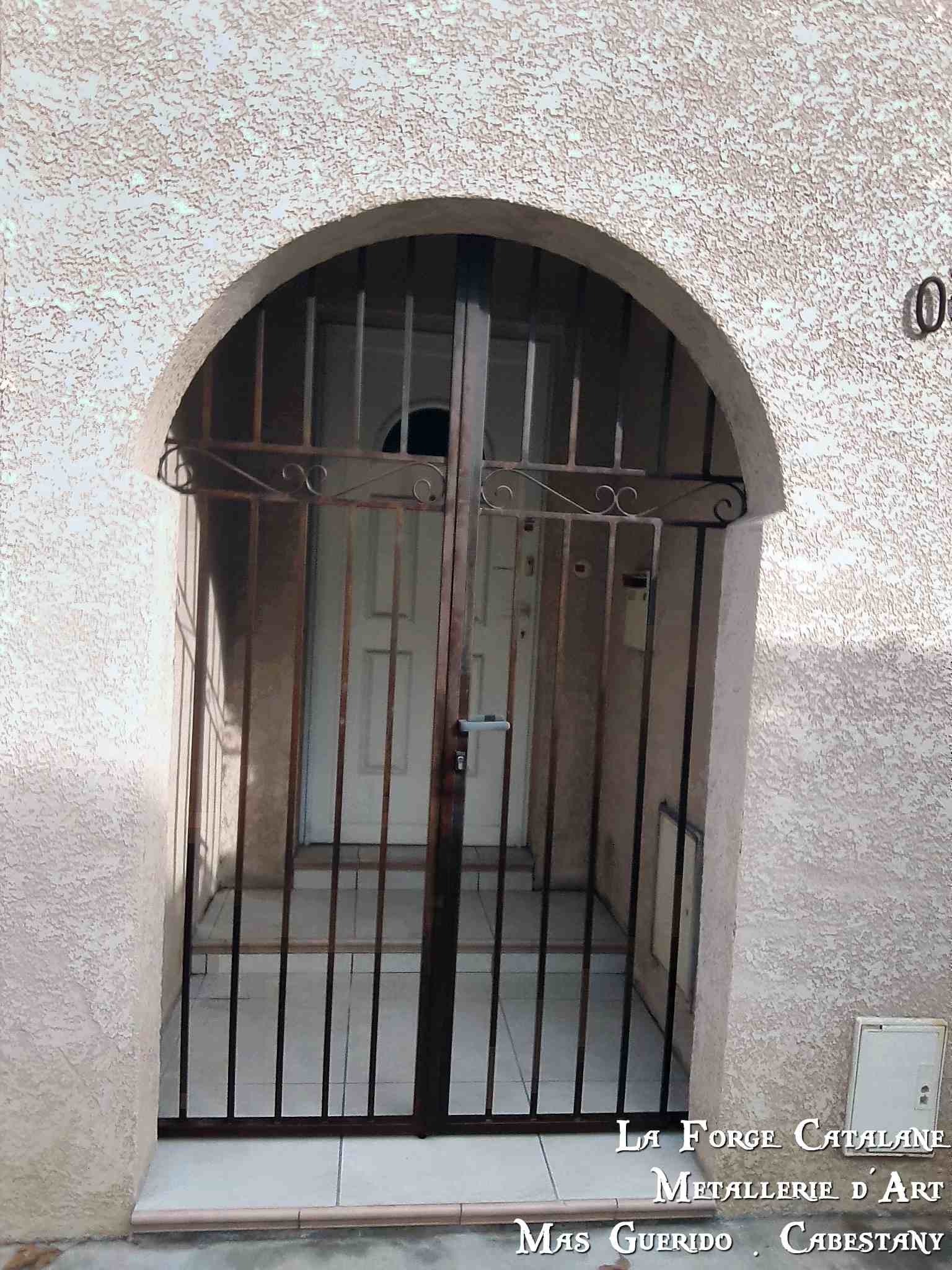 grille articulee 2 vantaux barreaux droit et frise volutes partie haute fer forge catalane.jpg